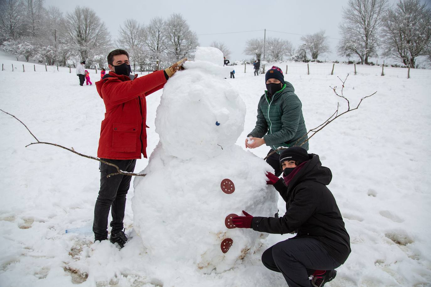 Decenas de personas han disfrutado este domingo en la nieve en el Alto de Etzegarate, en el término de Idiazabal.