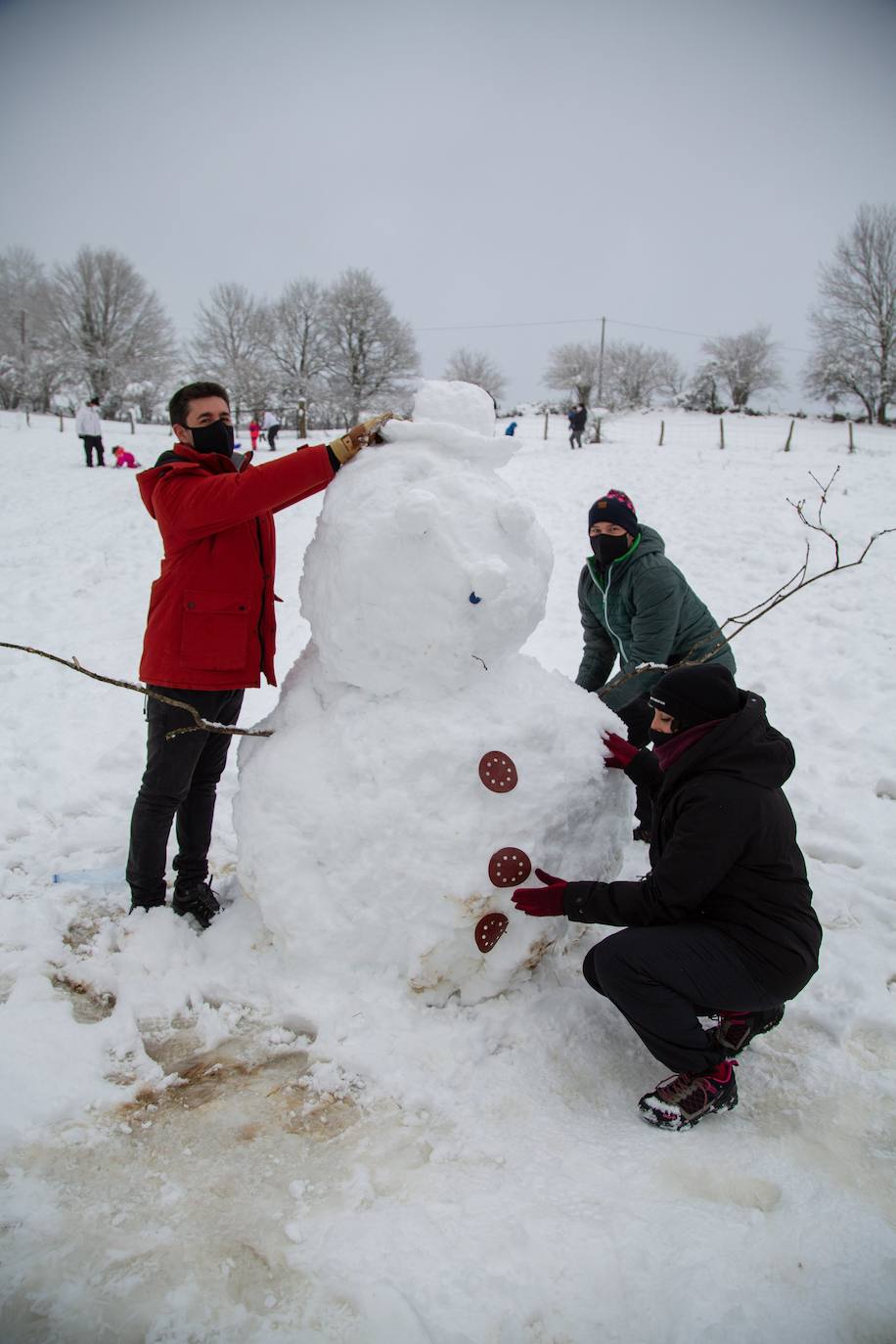 Decenas de personas han disfrutado este domingo en la nieve en el Alto de Etzegarate, en el término de Idiazabal.