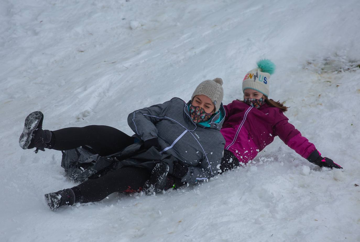 Decenas de personas han disfrutado este domingo en la nieve en el Alto de Etzegarate, en el término de Idiazabal.