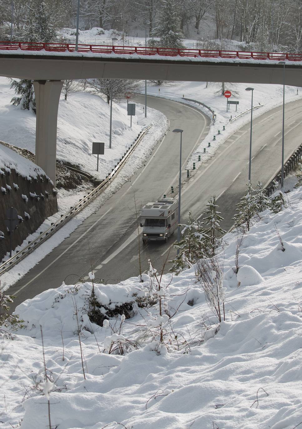 Decenas de personas han disfrutado este domingo en la nieve en el Alto de Etzegarate, en el término de Idiazabal.