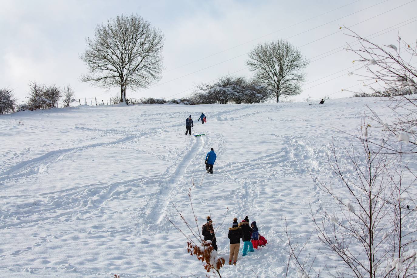 Decenas de personas han disfrutado este domingo en la nieve en el Alto de Etzegarate, en el término de Idiazabal.