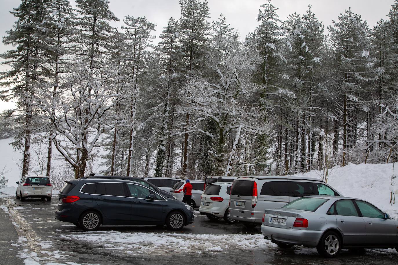 Decenas de personas han disfrutado este domingo en la nieve en el Alto de Etzegarate, en el término de Idiazabal.