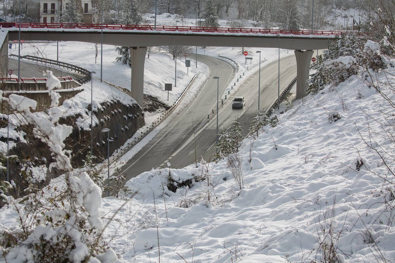 Decenas de personas han disfrutado este domingo en la nieve en el Alto de Etzegarate, en el término de Idiazabal.