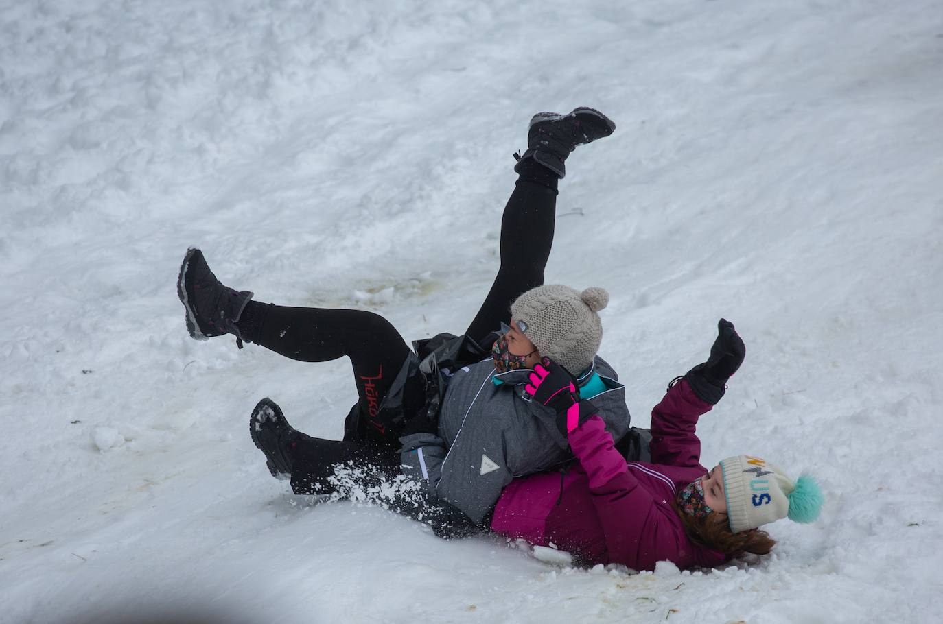 Decenas de personas han disfrutado este domingo en la nieve en el Alto de Etzegarate, en el término de Idiazabal.