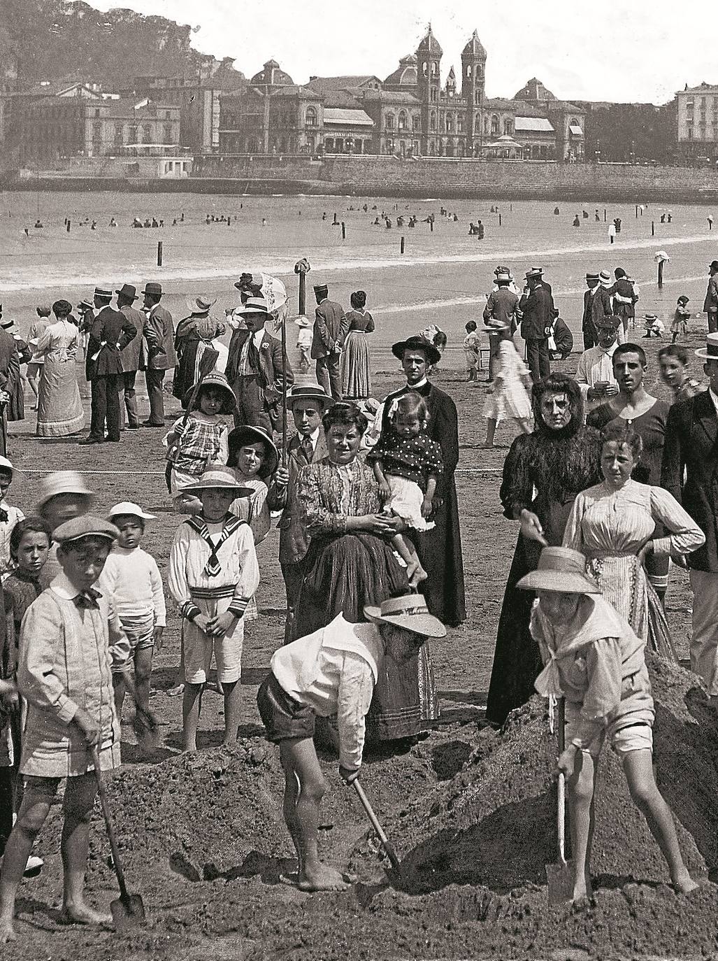 Niños jugando en la playa de La Concha.