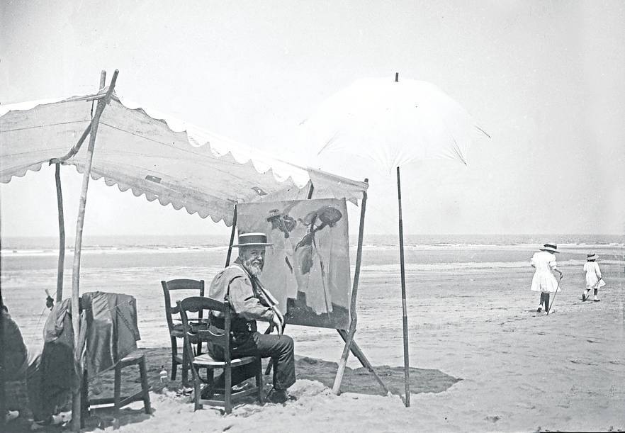 El artista valenciano Joaquín Sorolla en la playa, pintando ‘Bajo el toldo, Zarautz’.