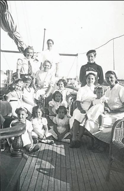 Yate ‘María del Carmen’, propiedad del conde de Cadagua, ocupado por un grupo de niñas, institutrices y un marinero del barco. Entre las pequeñas, Iciar Arana Ybarra, Carmen y Virginia Zubiria Garnica, Mercedes Eulate Aznar, Lourdes Laiseca Arteche, Carmen Careaga Salazar, Victoria Ibarra Güell y Teresa Bernar Real de Asúa.