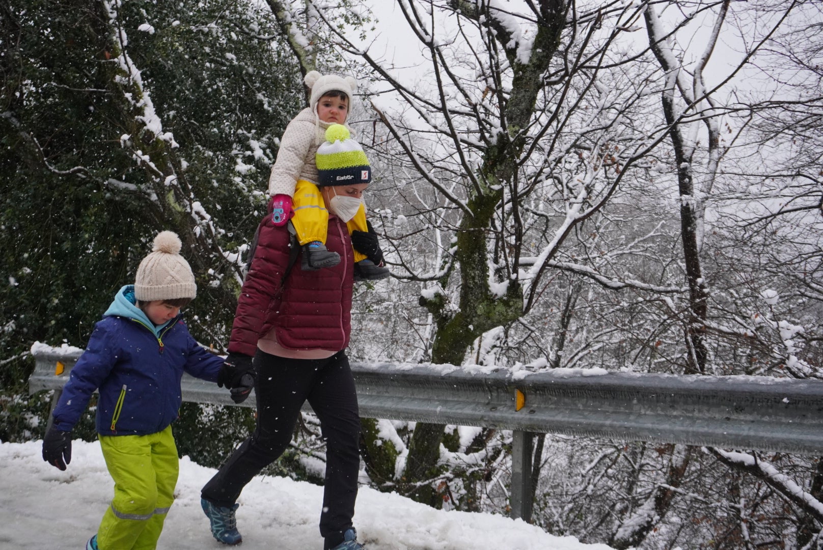 El Departamento vasco de Seguridad mantiene para este martes el aviso amarillo ante la previsión de que la cota de nieve pueda situarse entre los 200 y los 400 metros. Asimismo, se activará aviso amarillo para esta próxima jornada y la del miércoles por riesgo de heladas en el interior.