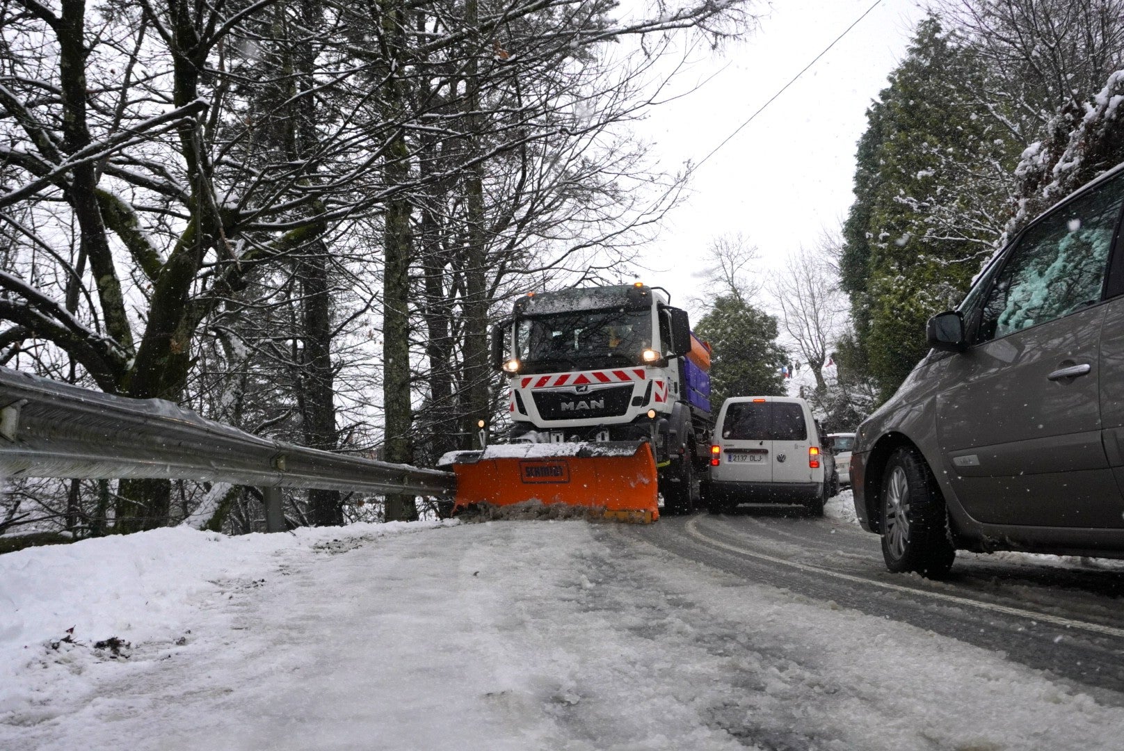 El Departamento vasco de Seguridad mantiene para este martes el aviso amarillo ante la previsión de que la cota de nieve pueda situarse entre los 200 y los 400 metros. Asimismo, se activará aviso amarillo para esta próxima jornada y la del miércoles por riesgo de heladas en el interior.