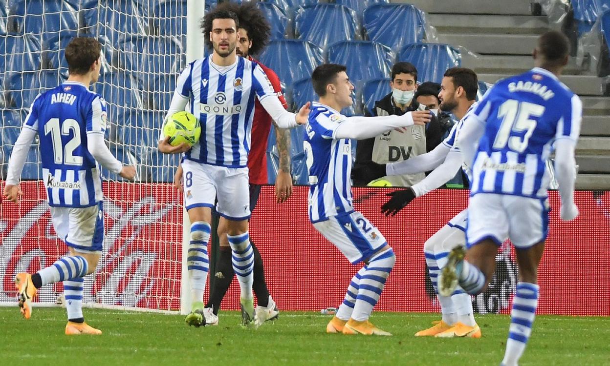 Merino recoge el esférico de la portería rojilla mientras Barrenetxea y Willian José celebran el gol. 