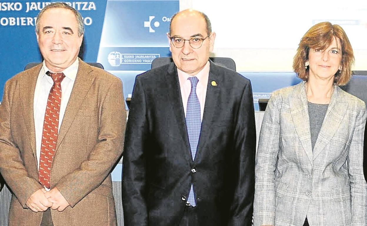 De izquierda a derecha, Iñaki Berraondo y los exconsejeros Jon Darpón y Nekane Murga