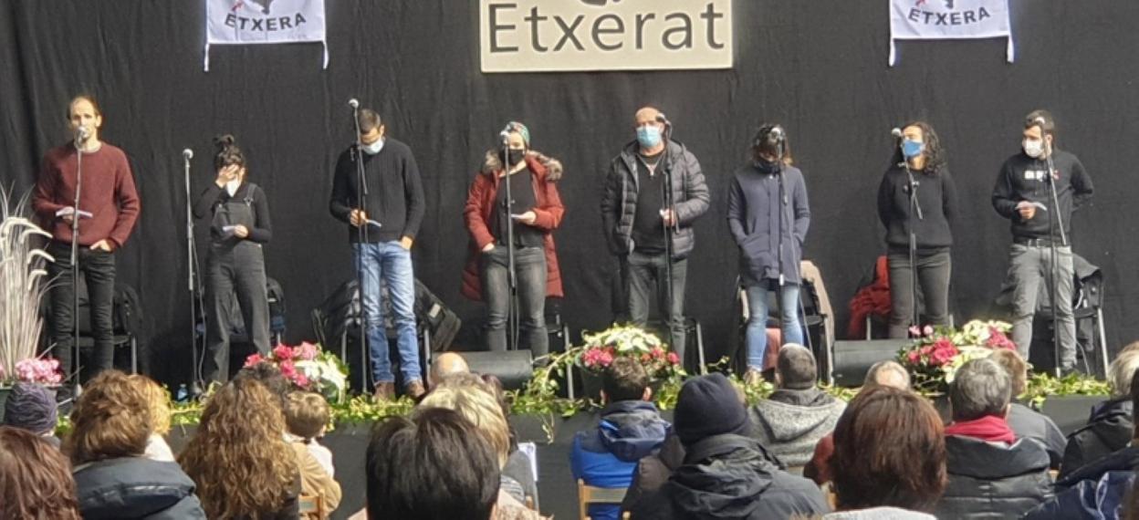 Zortzi bertsolari oholtza gainean, Madalensoron. 