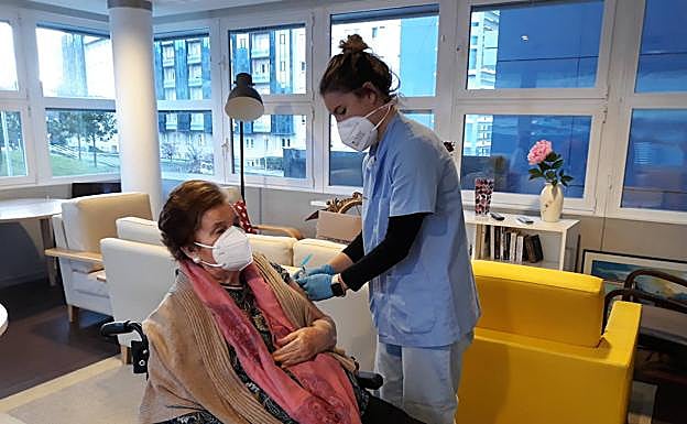 Carmen, que ya ha recibido la primera dosis, anima a protegerse contra el Covid