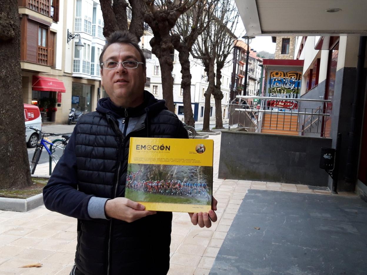 Juan Mari Tolín, con un ejemplar de su libro 'Emoción' sobre la vida de veinte ciclistas profesionales. 