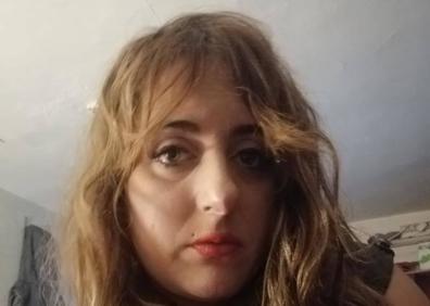 Imagen secundaria 1 - La casa rural Haizeaberri, donde estuvo alojada la víctima el día 31. La Ertzaintza suspendió ahí una fiesta ilegal esa noche.. Imagen de la víctima y un ertzaina durante la búsqueda de pruebas.