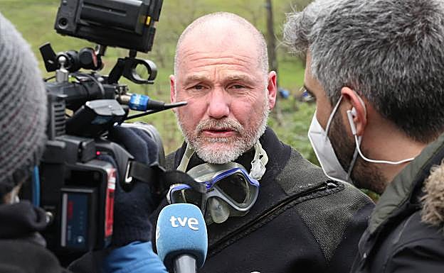 El buzo Mikel Pérez explica el operativo de rastreo.