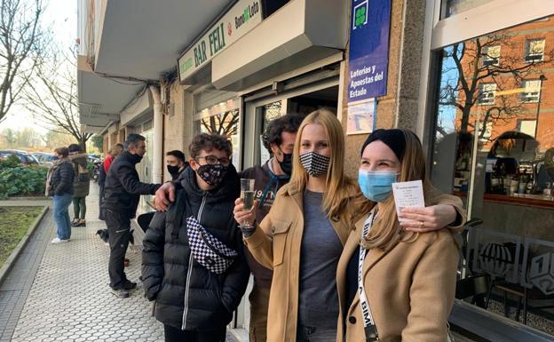 Los responsables del bar Feli celebran el décimo que les ha tocado.