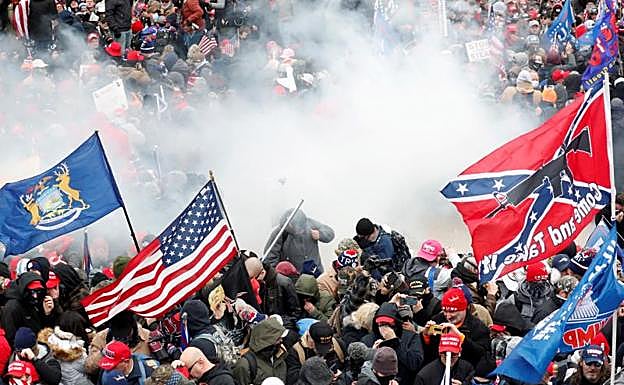 La Policía lanza gases lacrimógenos contra los manifestantes. 