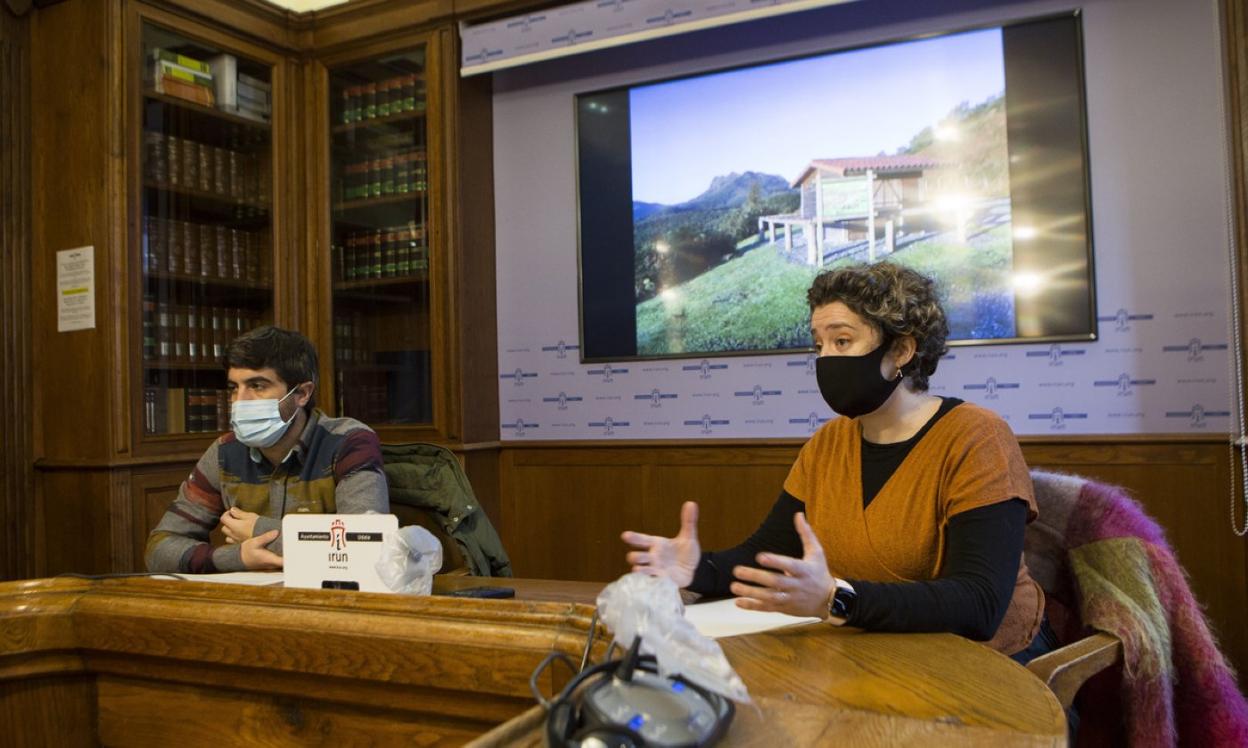 El delegado, Borja Olazabal, y la responsable del punto informativo, Urkiri Salaberria. 