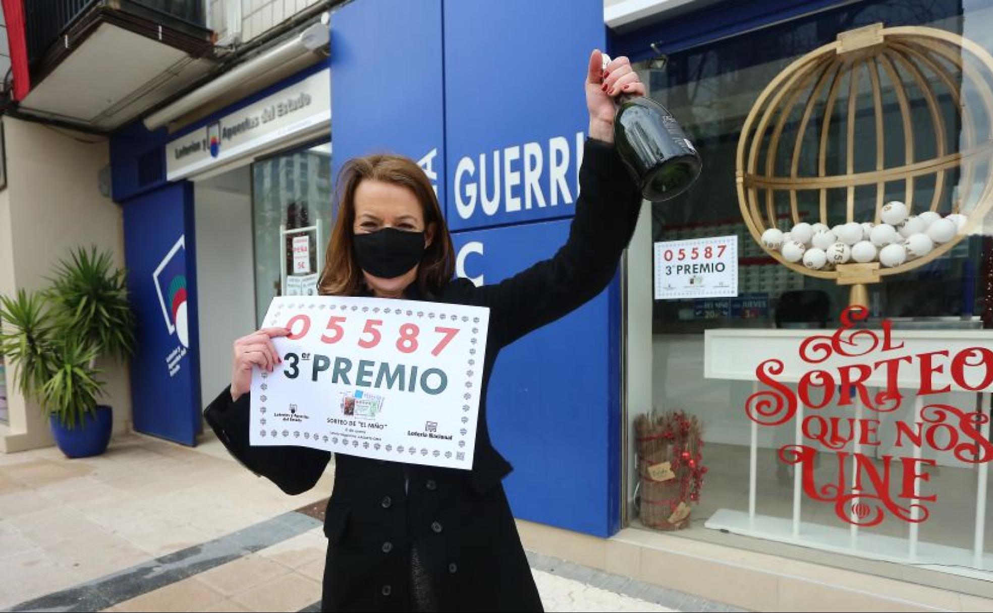 Cristina Izaguirre, ante la administración de lotería que regenta en Lasarte-Oria. 