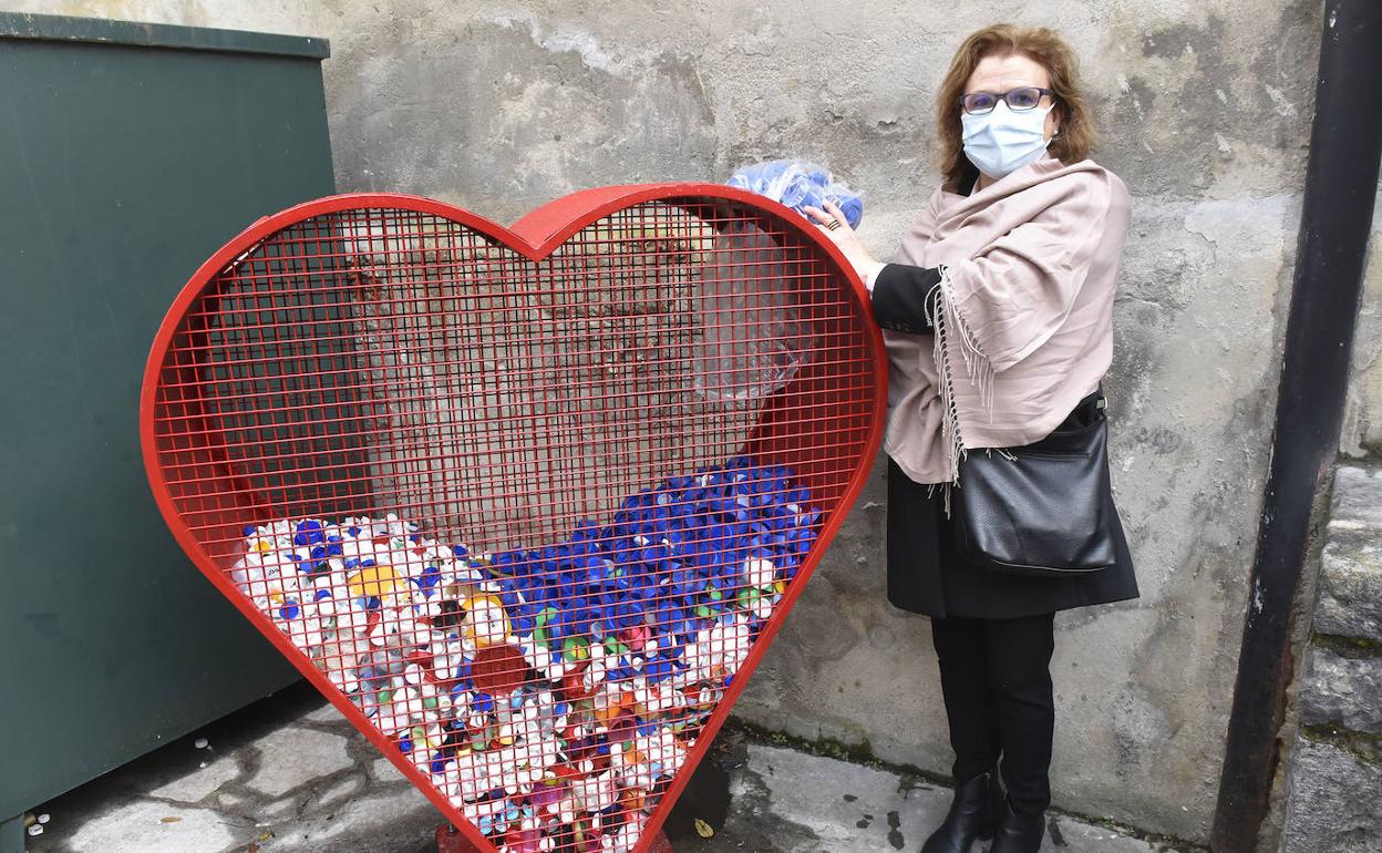 Maite Dávila, impulsora del proyecto solidario, junto al corazón de Alegia.