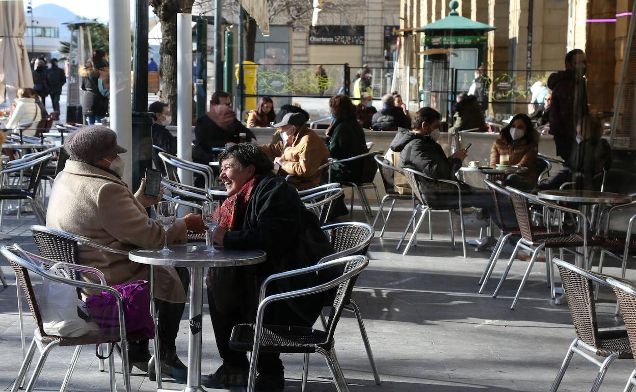 Varias personas toman el aperitivo ayer en una terraza al aire libre en Donostia, donde el termómetro no superó los 7 grados. 