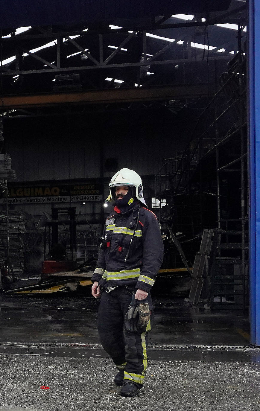 Una persona ha sido atendida por inhalación de humos en un aparatoso incendio que se ha declarado este jueves por la tarde en la empresa Andamios Donosti, situado en el polígono industrial de Lezo . Las llamas se han originado hacia las 15.20 horas y se han propagado por el pabellón, donde se ha registrado la explosión de dos depósitos de disolvente, hasta provocar una humareda visible a mucha distancia.