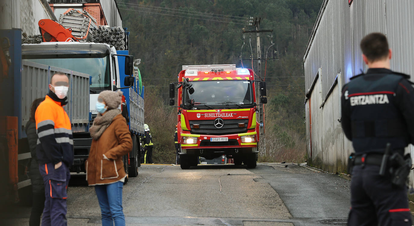 Una persona ha sido atendida por inhalación de humos en un aparatoso incendio que se ha declarado este jueves por la tarde en la empresa Andamios Donosti, situado en el polígono industrial de Lezo . Las llamas se han originado hacia las 15.20 horas y se han propagado por el pabellón, donde se ha registrado la explosión de dos depósitos de disolvente, hasta provocar una humareda visible a mucha distancia.