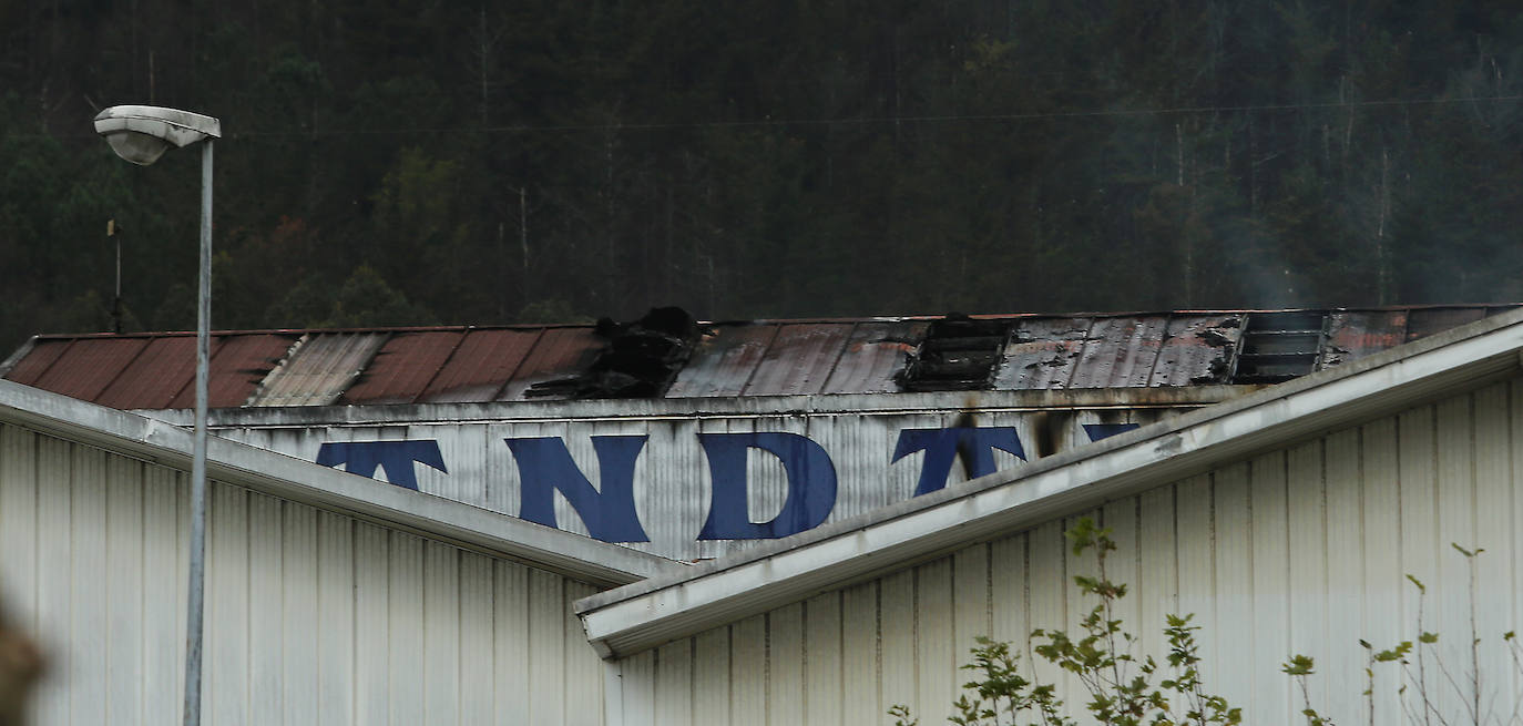 Una persona ha sido atendida por inhalación de humos en un aparatoso incendio que se ha declarado este jueves por la tarde en la empresa Andamios Donosti, situado en el polígono industrial de Lezo . Las llamas se han originado hacia las 15.20 horas y se han propagado por el pabellón, donde se ha registrado la explosión de dos depósitos de disolvente, hasta provocar una humareda visible a mucha distancia.