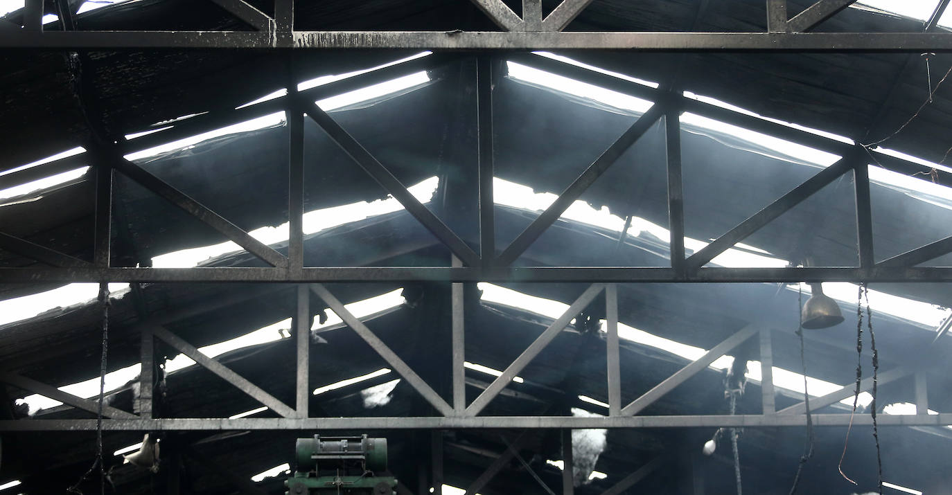 Una persona ha sido atendida por inhalación de humos en un aparatoso incendio que se ha declarado este jueves por la tarde en la empresa Andamios Donosti, situado en el polígono industrial de Lezo . Las llamas se han originado hacia las 15.20 horas y se han propagado por el pabellón, donde se ha registrado la explosión de dos depósitos de disolvente, hasta provocar una humareda visible a mucha distancia.