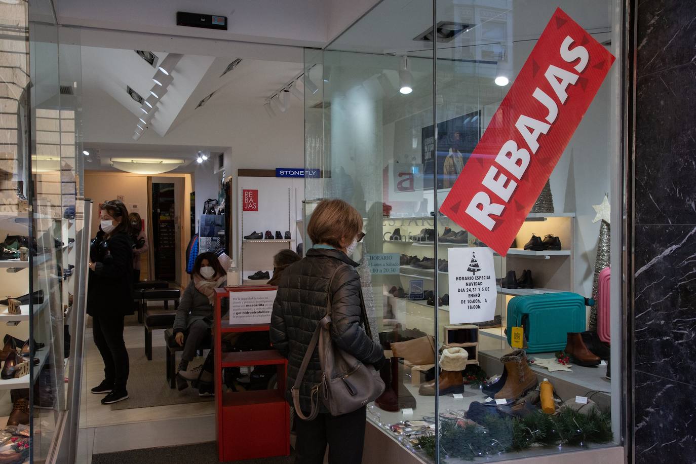 Con la marcha de los Reyes Magos, este jueves se ha dado el pistoletazo de salida a las rebajas de enero en los comercios guipuzcoanos, - de las más esperadas por los consumidores- aunque muchos establecimientos ya comenzaron a ofrecer semanas antes descuentos en productos seleccionados, con la esperanza de que las ofertas reactivasen la campaña navideña, tambaleada por el efecto Black Friday de noviembre y las restricciones impuestas por la pandemia.
