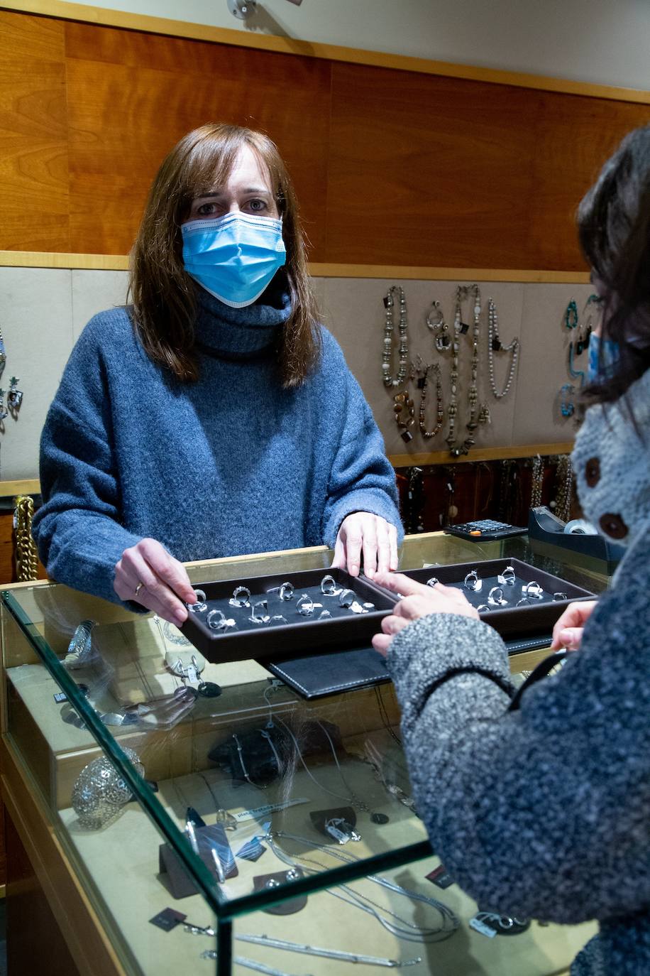 Con la marcha de los Reyes Magos, este jueves se ha dado el pistoletazo de salida a las rebajas de enero en los comercios guipuzcoanos, - de las más esperadas por los consumidores- aunque muchos establecimientos ya comenzaron a ofrecer semanas antes descuentos en productos seleccionados, con la esperanza de que las ofertas reactivasen la campaña navideña, tambaleada por el efecto Black Friday de noviembre y las restricciones impuestas por la pandemia.