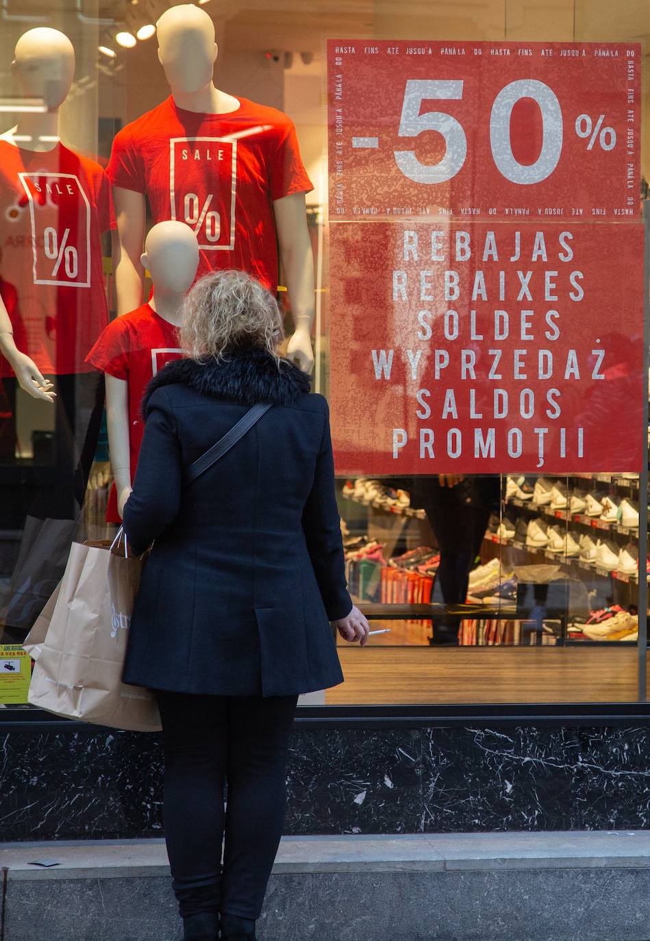 Con la marcha de los Reyes Magos, este jueves se ha dado el pistoletazo de salida a las rebajas de enero en los comercios guipuzcoanos, - de las más esperadas por los consumidores- aunque muchos establecimientos ya comenzaron a ofrecer semanas antes descuentos en productos seleccionados, con la esperanza de que las ofertas reactivasen la campaña navideña, tambaleada por el efecto Black Friday de noviembre y las restricciones impuestas por la pandemia.
