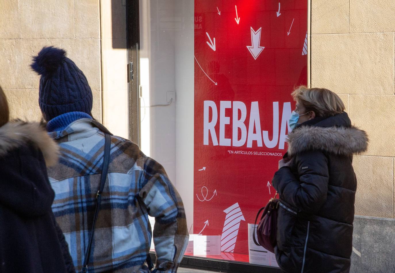 Con la marcha de los Reyes Magos, este jueves se ha dado el pistoletazo de salida a las rebajas de enero en los comercios guipuzcoanos, - de las más esperadas por los consumidores- aunque muchos establecimientos ya comenzaron a ofrecer semanas antes descuentos en productos seleccionados, con la esperanza de que las ofertas reactivasen la campaña navideña, tambaleada por el efecto Black Friday de noviembre y las restricciones impuestas por la pandemia.