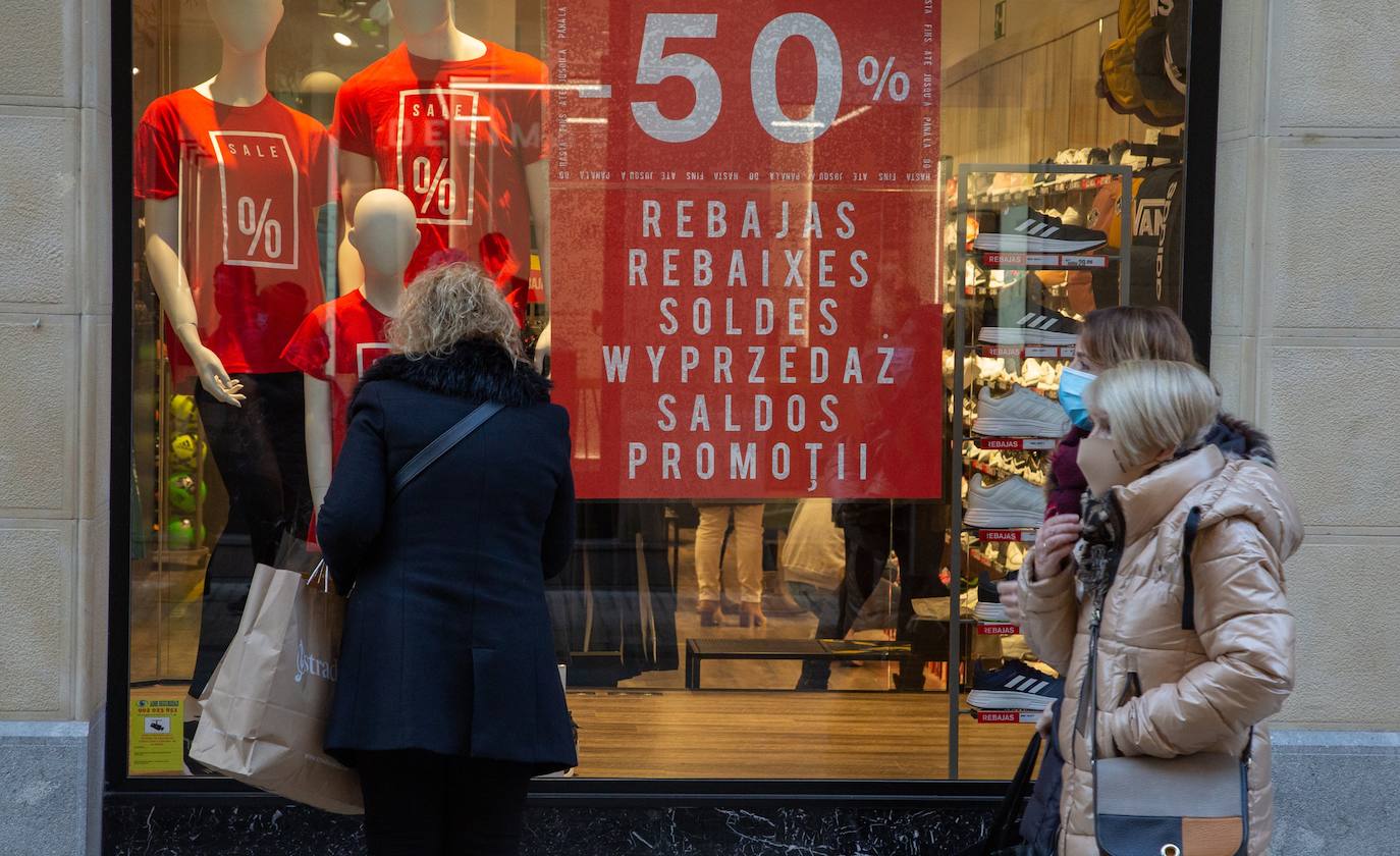 Con la marcha de los Reyes Magos, este jueves se ha dado el pistoletazo de salida a las rebajas de enero en los comercios guipuzcoanos, - de las más esperadas por los consumidores- aunque muchos establecimientos ya comenzaron a ofrecer semanas antes descuentos en productos seleccionados, con la esperanza de que las ofertas reactivasen la campaña navideña, tambaleada por el efecto Black Friday de noviembre y las restricciones impuestas por la pandemia.