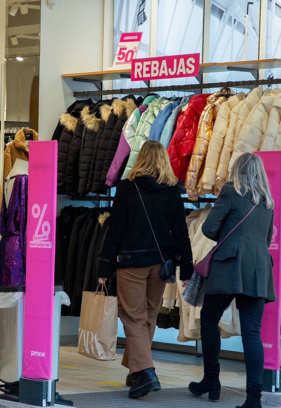 Con la marcha de los Reyes Magos, este jueves se ha dado el pistoletazo de salida a las rebajas de enero en los comercios guipuzcoanos, - de las más esperadas por los consumidores- aunque muchos establecimientos ya comenzaron a ofrecer semanas antes descuentos en productos seleccionados, con la esperanza de que las ofertas reactivasen la campaña navideña, tambaleada por el efecto Black Friday de noviembre y las restricciones impuestas por la pandemia.