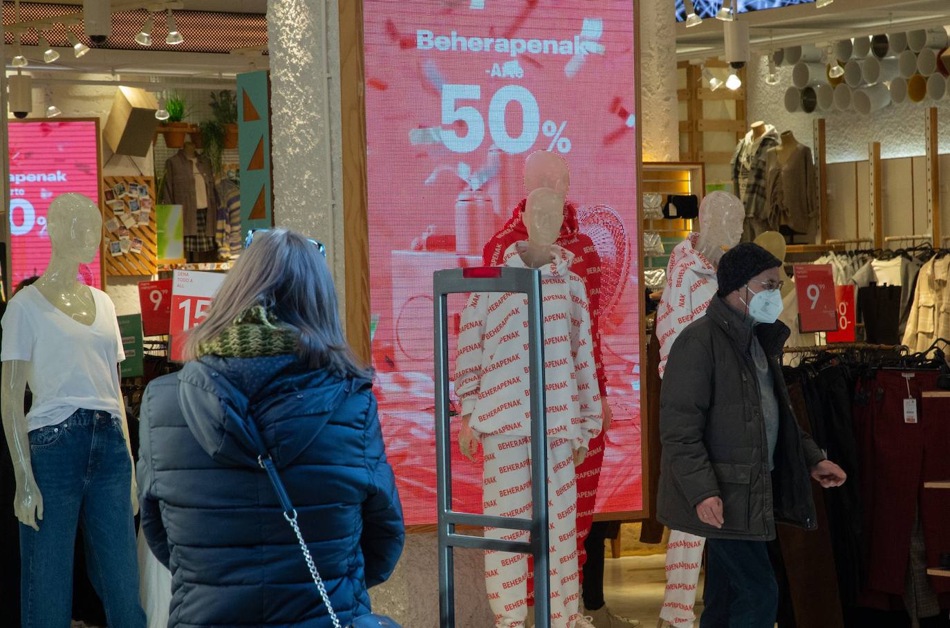 Con la marcha de los Reyes Magos, este jueves se ha dado el pistoletazo de salida a las rebajas de enero en los comercios guipuzcoanos, - de las más esperadas por los consumidores- aunque muchos establecimientos ya comenzaron a ofrecer semanas antes descuentos en productos seleccionados, con la esperanza de que las ofertas reactivasen la campaña navideña, tambaleada por el efecto Black Friday de noviembre y las restricciones impuestas por la pandemia.
