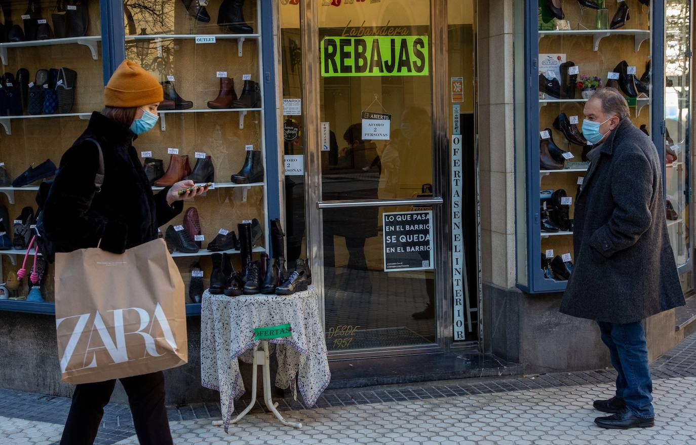 Con la marcha de los Reyes Magos, este jueves se ha dado el pistoletazo de salida a las rebajas de enero en los comercios guipuzcoanos, - de las más esperadas por los consumidores- aunque muchos establecimientos ya comenzaron a ofrecer semanas antes descuentos en productos seleccionados, con la esperanza de que las ofertas reactivasen la campaña navideña, tambaleada por el efecto Black Friday de noviembre y las restricciones impuestas por la pandemia.