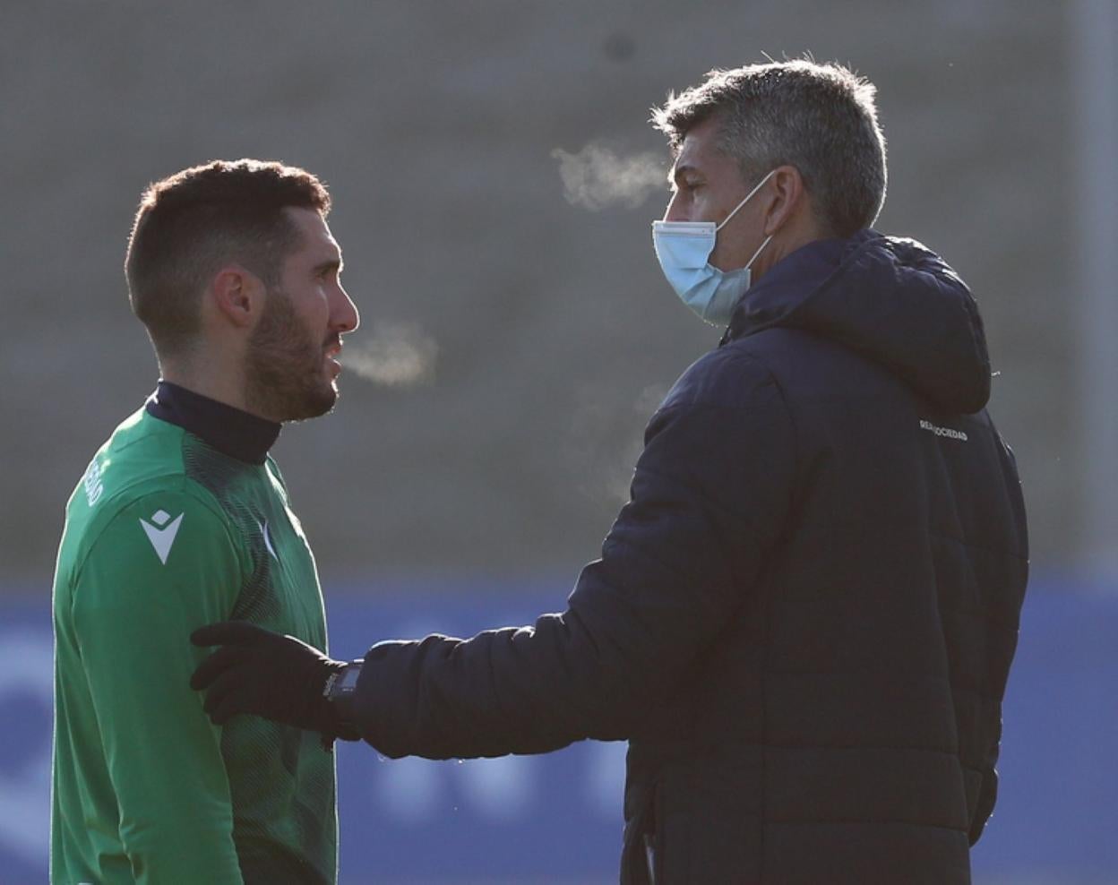 Zaldua charla con Imanol, ayer en Zubieta. 