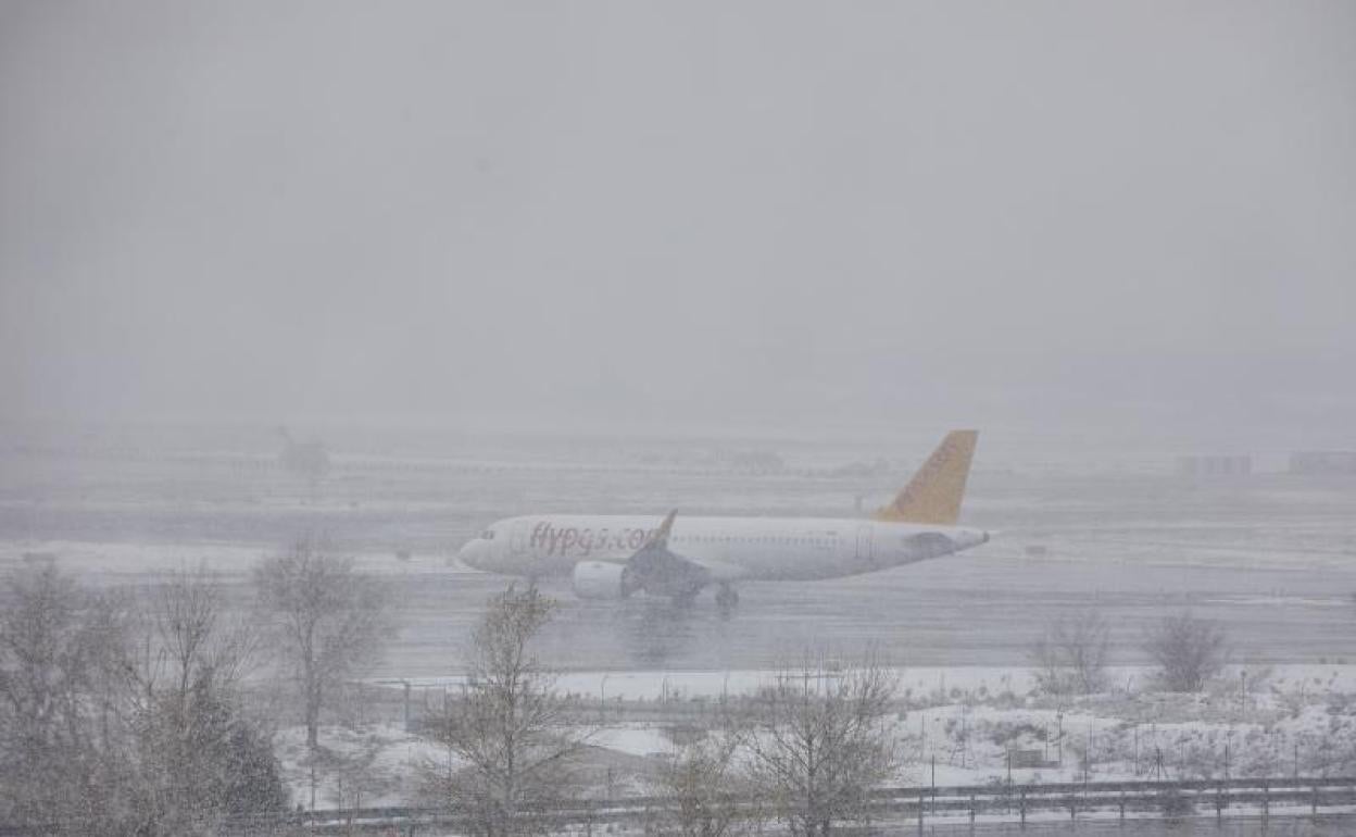 Un avión detenido en el Aeropuerto de Barajas. 