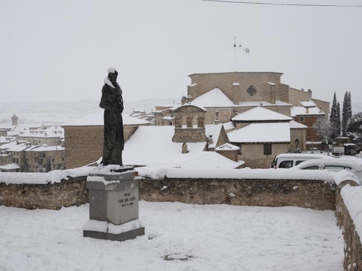 Vista este viernes de la nieve caída sobre la iglesia de San Pedro de la ciudad de Cuenca.