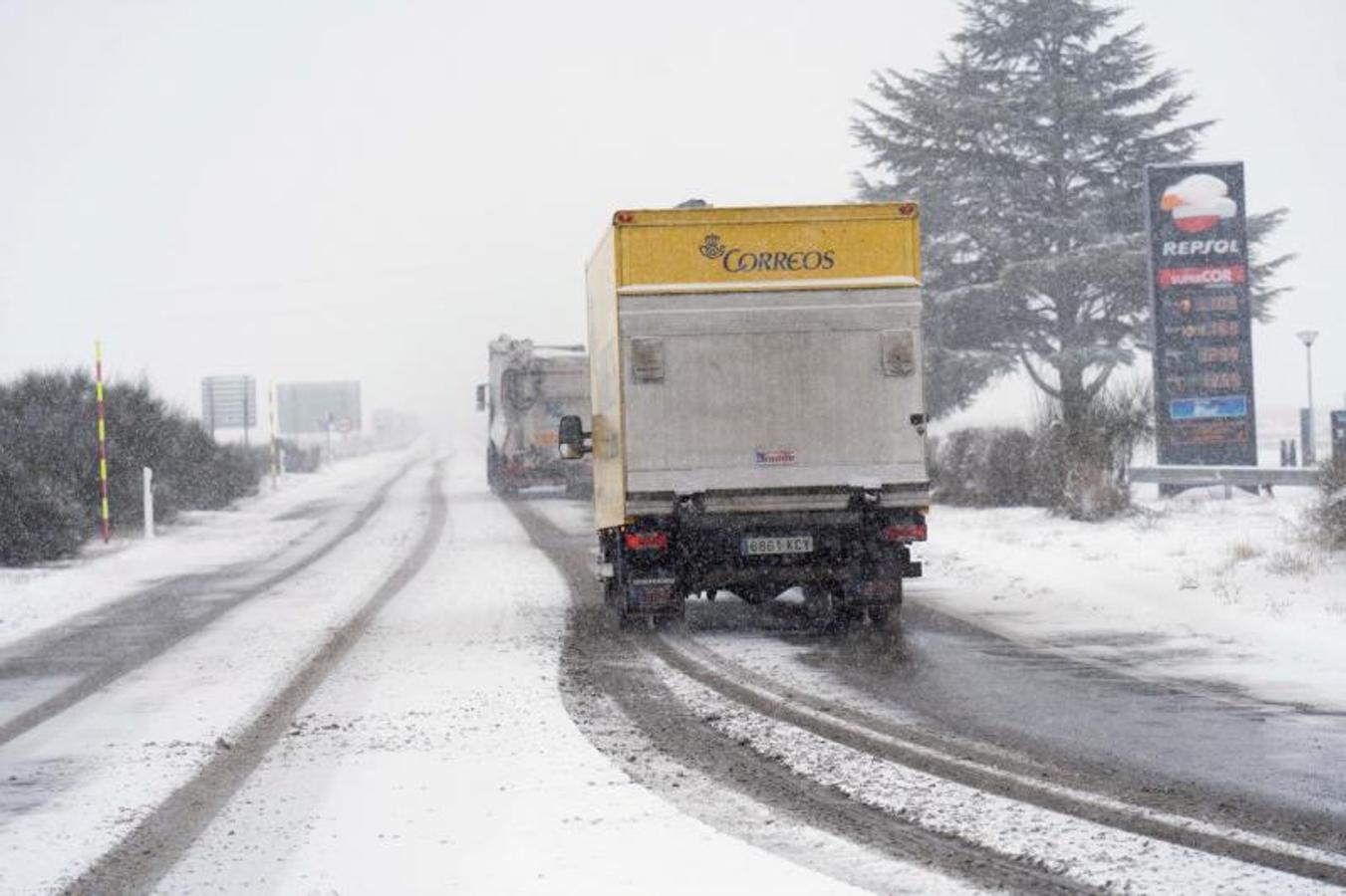 Dificultades para circular por la nieve en la carretera N-234 entre Teruel y Santa Eulalia (Teruel).