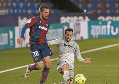 Imagen secundaria 1 - Arriba, Llorente, en Stamford Bridge ante el Chelsea (leeds united). Abajo a la izquierda, Juanmi se tira al suelo para intentar robar el balón a Miramón; a la derecha, Odegaard frente al Celta. (EFE)
