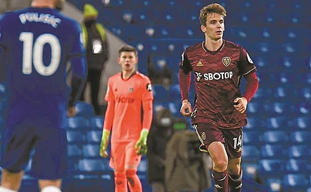 Imagen principal - Arriba, Llorente, en Stamford Bridge ante el Chelsea (leeds united). Abajo a la izquierda, Juanmi se tira al suelo para intentar robar el balón a Miramón; a la derecha, Odegaard frente al Celta. (EFE)