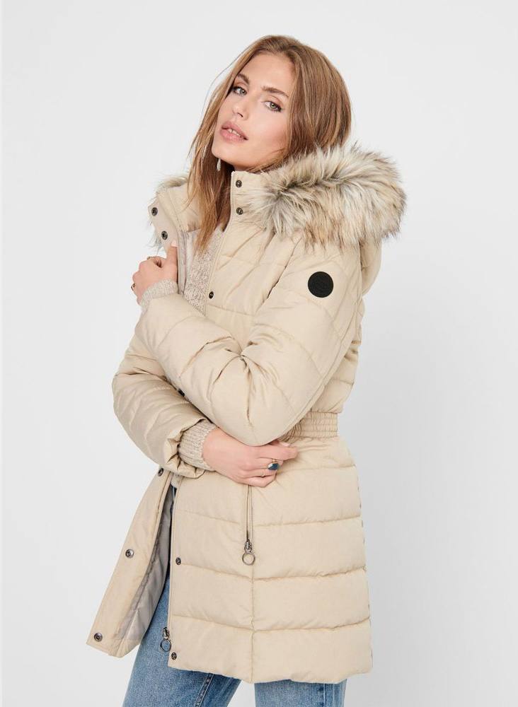 Encontrar y seleccionar la prenda perfecta en el periodo de rebajas no es una tarea sencilla. Lo que sí te podemos asegurar es que el mejor periodo de descuentos del año para adquirir «esa pieza inaccesible» es ésta. Elige básicos imprescindibles «para toda la vida» como estos abrigos, camisas y 'tops' basicos, 'jeans', botas, botines... Todo ello pensado para conseguir una experiencia de compra completa que te deje totalmente satisfecha y convencida. ¡Inspírate!