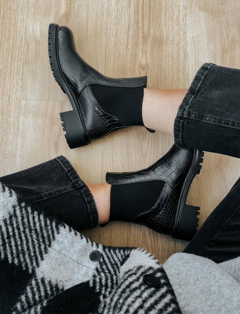 Encontrar y seleccionar la prenda perfecta en el periodo de rebajas no es una tarea sencilla. Lo que sí te podemos asegurar es que el mejor periodo de descuentos del año para adquirir «esa pieza inaccesible» es ésta. Elige básicos imprescindibles «para toda la vida» como estos abrigos, camisas y 'tops' basicos, 'jeans', botas, botines... Todo ello pensado para conseguir una experiencia de compra completa que te deje totalmente satisfecha y convencida. ¡Inspírate!