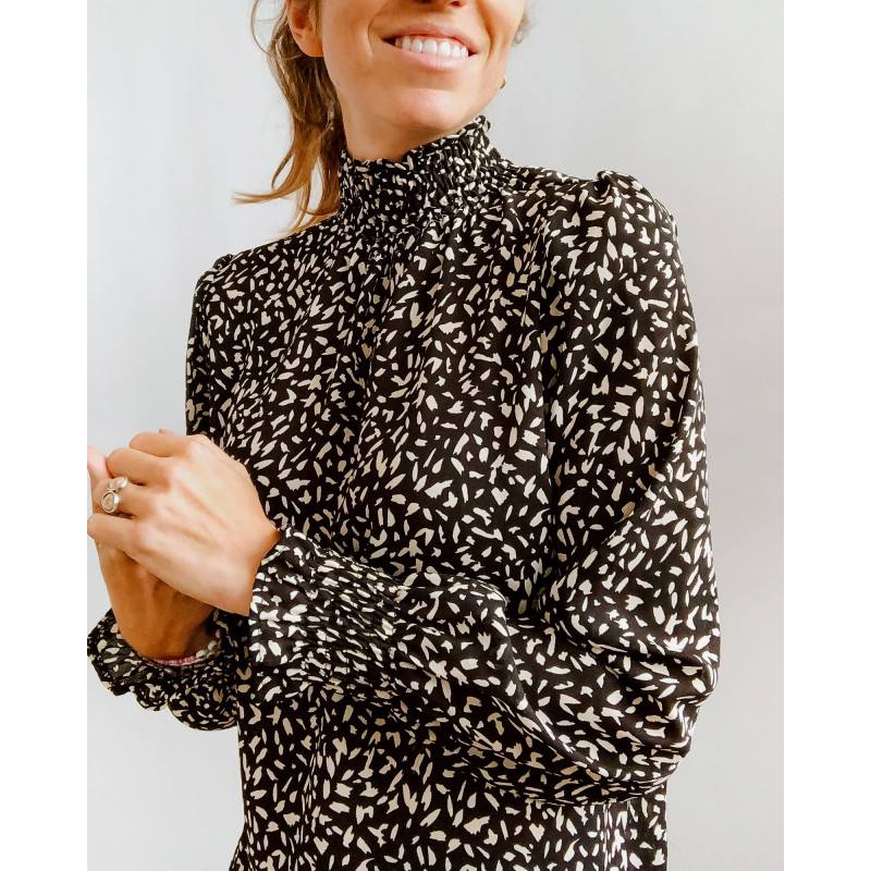 Encontrar y seleccionar la prenda perfecta en el periodo de rebajas no es una tarea sencilla. Lo que sí te podemos asegurar es que el mejor periodo de descuentos del año para adquirir «esa pieza inaccesible» es ésta. Elige básicos imprescindibles «para toda la vida» como estos abrigos, camisas y 'tops' basicos, 'jeans', botas, botines... Todo ello pensado para conseguir una experiencia de compra completa que te deje totalmente satisfecha y convencida. ¡Inspírate!