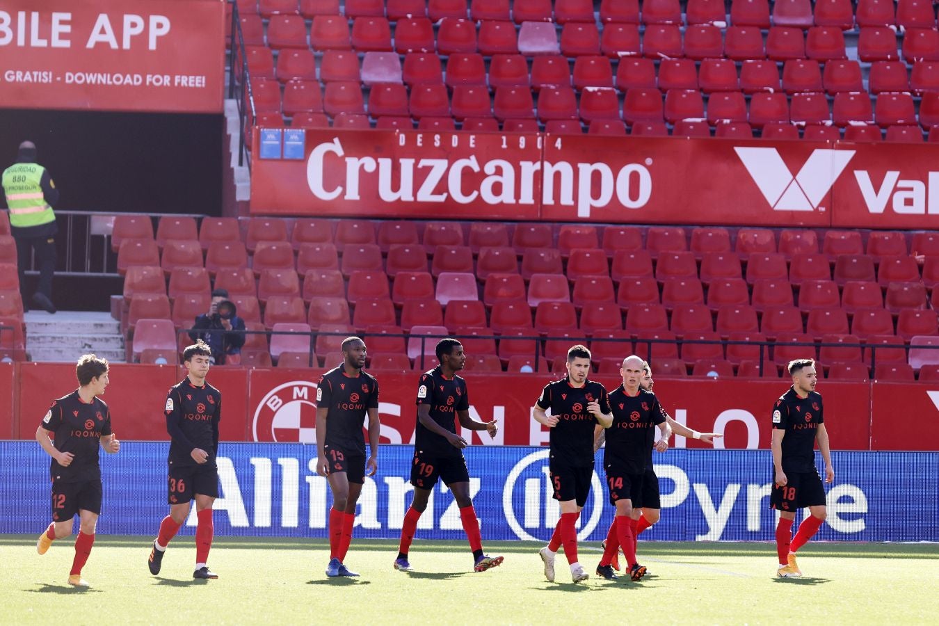 La Real se enfrenta al Sevilla con la intención se sumar tres puntos que le mantengan en lo alto de la clasificación.