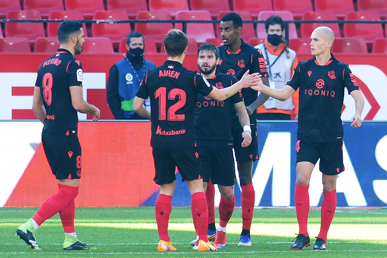 La Real se enfrenta al Sevilla con la intención se sumar tres puntos que le mantengan en lo alto de la clasificación.