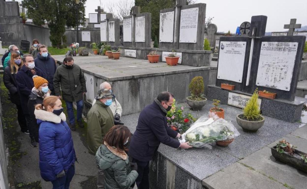 Carlos Iturgaiz deposita un ramo de flores sobre la tumba de Iruretagoiena.